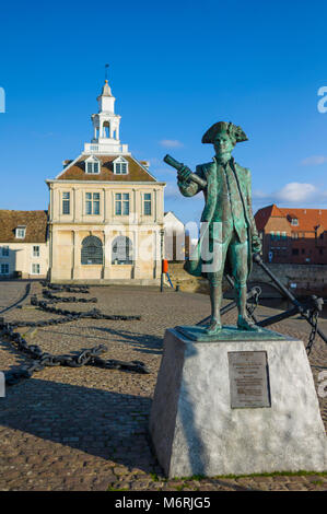 Statue von Captain George Vancouver RN vor der Custom House, King's Lynn. Stockfoto