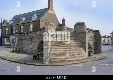 Eine ungewöhnliche Brücke über den ehemaligen Kreuzung von zwei Flüssen im Crowland, Großbritannien Stockfoto