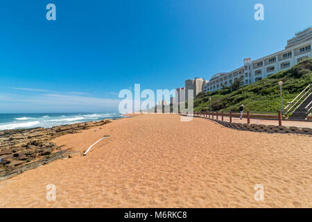 Leere Umhlanga Rocks Strand und Meer gegen den blauen Himmel Küstenlandschaft in Durban, Südafrika Stockfoto