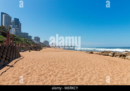 Leere Umhlanga Rocks Strand und Meer gegen den blauen Himmel Küstenlandschaft in Durban, Südafrika Stockfoto