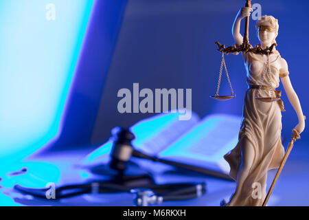 Medizinrecht Konzept. Statue von Gerechtigkeit, Hammer und Stethoskop, blaues Licht. Fort Text platzieren. Stockfoto