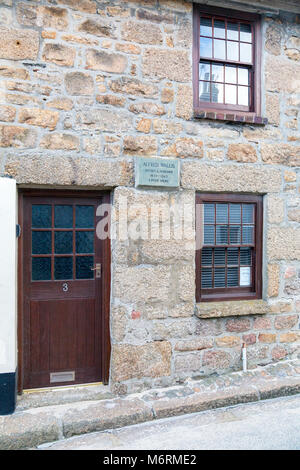 Ein kleines Reihenhaus mit Plakette, das ehemalige Haus von Alfred Wallis, Künstler und Mariner, ist jetzt ein Ferienhaus in St Ives, Cornwall, England, Großbritannien Stockfoto