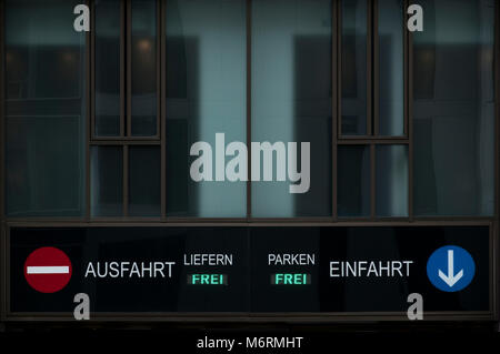 Ausfahrt - Einfahrt Stockfoto