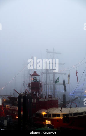 Hamburger Hafen im Nebel Stockfoto