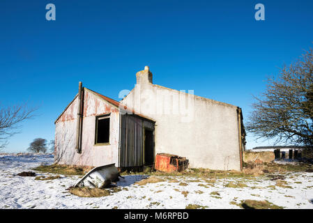 Verfallenes Haus auf dem Lande im Zentrum von Schottland. Stockfoto