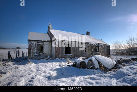 Abandones verfallenes Cottage und Auto in abgelegenen ländlichen Lage. Stockfoto