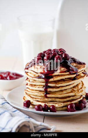 Stapel von hausgemachte Pfannkuchen mit frischen Früchten Stockfoto