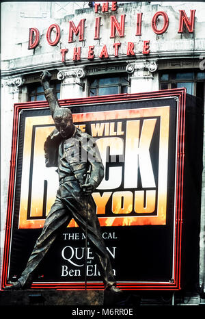 Freddie Mercury Statue am Dominion Theatre während der Dauer des Musicals "We Will Rock You". Stockfoto