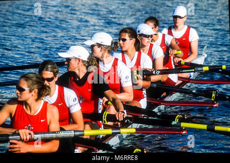 Frauen-Team überquert die Ziellinie am Ende des Rennens bei der Henley Royal Regatta, Stockfoto