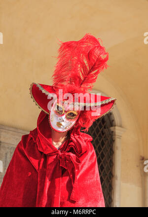 Frau in schönen Kostümkleid, Hut und Maske Posen auf der Karneval von Venedig, Karneval von Venedig, Venetien, Italien Stockfoto