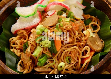 Mie Goreng Jawa. Unter Rühren gebratene Eiernudeln mit Weißkohl, Karotten, Frikadellen, und süße Sojasauce. Stockfoto