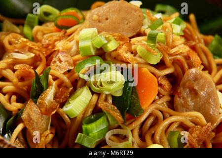 Mie Goreng Jawa. Unter Rühren gebratene Eiernudeln mit Weißkohl, Karotten, Frikadellen, und süße Sojasauce. Stockfoto