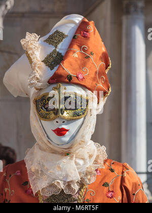 Frau in schönen Kostümkleid, Hut und Maske Posen auf der Karneval von Venedig, Karneval von Venedig, Venetien, Italien Stockfoto