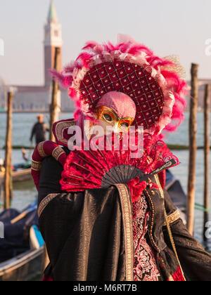 Frau in schönen Kostümkleid, Hut und Maske Posen auf der Karneval von Venedig, Karneval von Venedig, Venetien, Italien Stockfoto