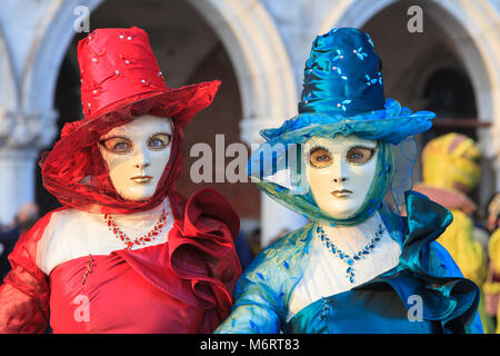 Zwei Frauen in schönen Kostüme und Maske Venedig Karneval, Carnivale di Venezia, Venetien, Italien Stockfoto