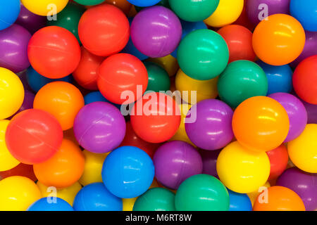Viele bunte Plastikkugeln auf dem Spielplatz Stockfoto