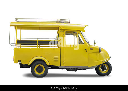 Vintage gelb Auto Rikscha Taxi, Thailand native Taxi rufen "Tuk-Tuk", isoliert auf weißem Hintergrund, Clipping Path enthalten Stockfoto