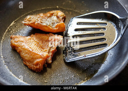 Kochen, Braten nile tilapia Fisch in der Pfanne mit Öl Stockfoto