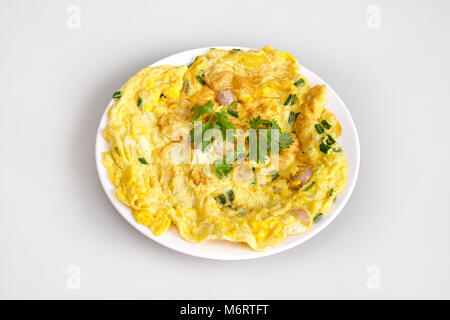 Omelette, thailändische Gerichte aus der Region, die mit einfachen Zutaten mit Kräuter Petersilie, gesunde Ernährung, weißer Hintergrund - Ansicht von oben Stockfoto