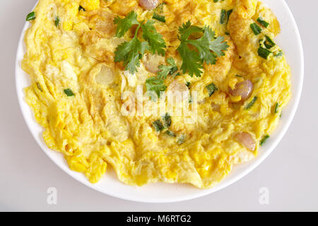 Omelette, thailändische Gerichte aus der Region, die mit einfachen Zutaten mit Kräuter Petersilie, gesunde Ernährung, weißer Hintergrund - Ansicht von oben Stockfoto