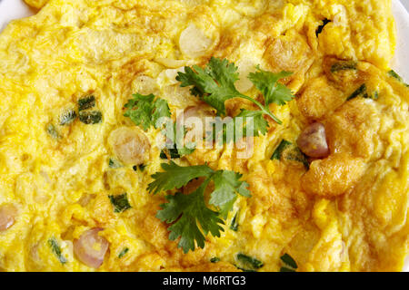 Omelette, thailändische Gerichte aus der Region, die mit einfachen Zutaten mit Kräuter Petersilie, gesunde Ernährung, weißer Hintergrund - Ansicht von oben Stockfoto