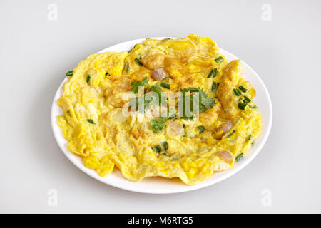 Omelette, thailändische Gerichte aus der Region, die mit einfachen Zutaten mit Kräuter Petersilie, gesunde Ernährung, weißer Hintergrund - Ansicht von oben Stockfoto