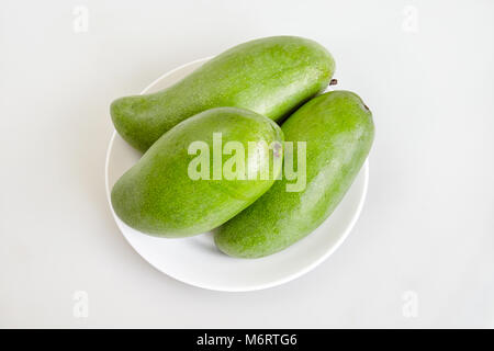 Gruppe von Rohe frische grüne Mango auf weißem Hintergrund isoliert, geschlossen, Ansicht von oben Stockfoto