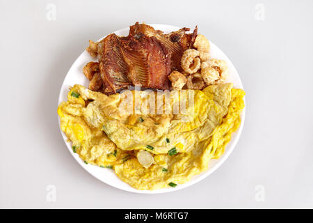 Omelette, thailändische Gerichte aus der Region, die mit einfachen Zutaten mit Kräuter Petersilie, gesunde Ernährung, weißer Hintergrund - Ansicht von oben Stockfoto