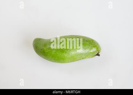 Rohe frische grüne Mango auf weißem Hintergrund isoliert, geschlossen, Ansicht von oben Stockfoto