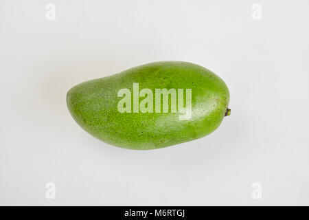 Rohe frische grüne Mango auf weißem Hintergrund isoliert, geschlossen, Ansicht von oben Stockfoto