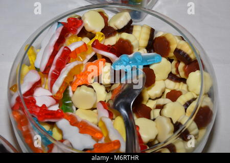 Zoom auf verschiedene Süßigkeiten auf dem Tisch Stockfoto