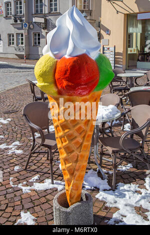 Große Eis als Werbung für Eisdiele im Winter Stockfoto