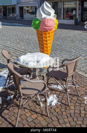 Große Eis als Werbung für Eisdiele im Winter Stockfoto