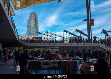 Mercat dels Encants oder Els Encants Vells, ein Flohmarkt in Barcelona, die für etwa sieben Jahrhunderte bestanden hat. Die abgar Turm ist im Hintergrund, Stockfoto