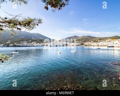 Cadaques, Spanien - 12. November 2016: Blick auf das Dorf von Cadaques im Mittelmeer. Stockfoto