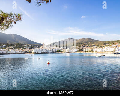 Cadaques, Spanien - 12. November 2016: Blick auf das Dorf von Cadaques im Mittelmeer. Stockfoto