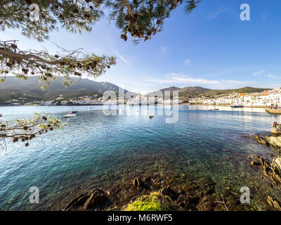 Cadaques, Spanien - 12. November 2016: Blick auf das Dorf von Cadaques im Mittelmeer. Stockfoto