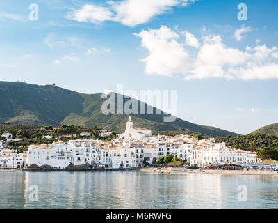 Cadaques, Spanien - 12. November 2016: Blick auf das Dorf von Cadaques im Mittelmeer Stockfoto