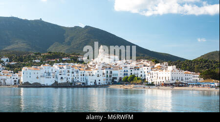 Cadaques, Spanien - 12. November 2016: Panorama Blick auf das Dorf von Cadaques im Mittelmeer Stockfoto