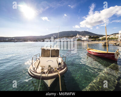 Cadaques, Spanien - 12. November 2016: Blick auf zwei Boote im Hafen von Cadaqués. Stockfoto