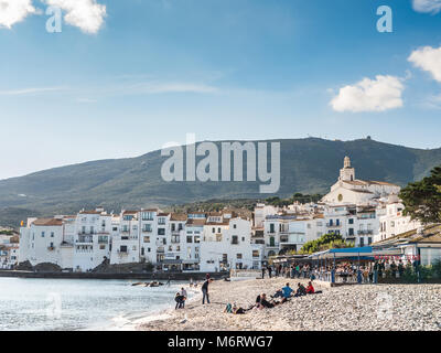 Cadaques, Spanien - 12. November 2016: Blick auf den Strand von Cadaqués und die typische Architektur des Dorfes Stockfoto