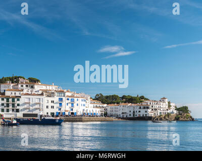 Cadaques, Spanien - 12. November 2016: Blick auf die Architektur im mediterranen Dorf Cadaquest Stockfoto