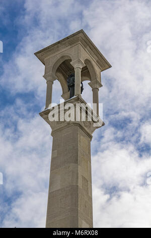 Blick auf San Francesco Denkmal vor der Kirche San Quirino in San Marino Stockfoto