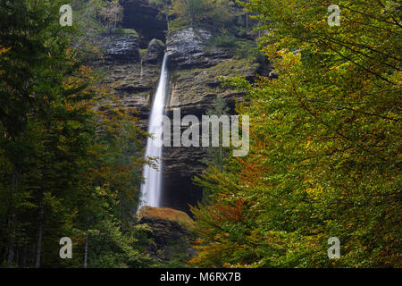 Wunderschöner Pericnik-Wasserfall im triglav-Nationalpark im Herbst, mojstrana, slowenien, europa Stockfoto