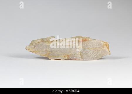 Kristall von Spodumene, der großen Industrie lithium Erz, aus Haapaluoma Lithium Steinbruch in Finnland Stockfoto