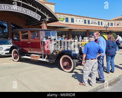 British classic car Enthusiast über eine 1924 Rolls Royce Silver Ghost Limousine in einem örtlichen Car Show in Pike Road, Alabama, USA. Stockfoto