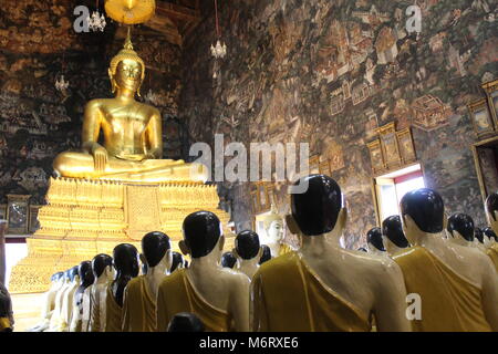 Wat Suthat Tempel feiert Magha Puja Tag, wo 1540 buddhistische Mönche versammelt, die Lehren des Buddha zu hören. In Bangkok, Thailand. Stockfoto