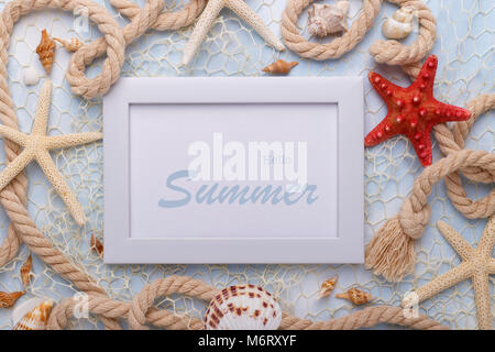 Hallo Sommer, Urlaub Konzept mit Stern Fisch, Muscheln, Fischen net und Seil auf blauem Hintergrund, flach Stockfoto