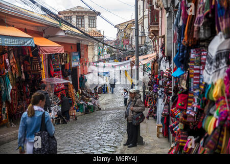 LA PAZ, BOLIVIEN - Januar 10, 2018: Unbekannter Menschen auf dem Hexenmarkt in La Paz, Bolivien. Es ist eine beliebte Touristenattraktion in Cerro entfernt Stockfoto