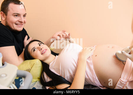 Happy Family für Ultraschall kommen Stockfoto